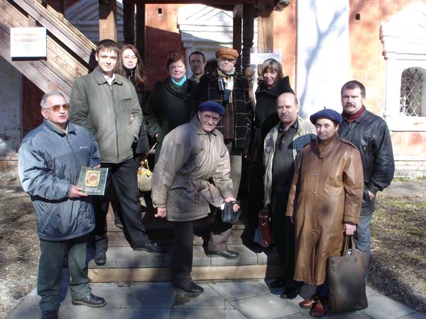 Члены ЯрИРО у входа в Сокровищницу.