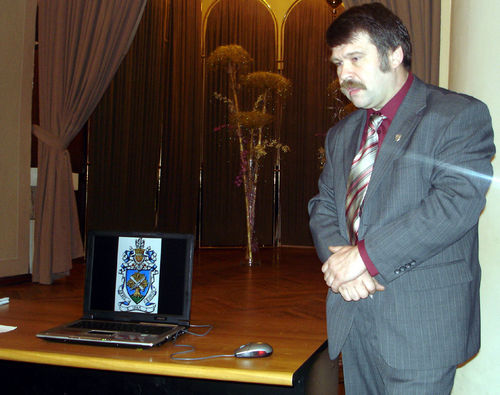 Андрей Кочешков держит речь...