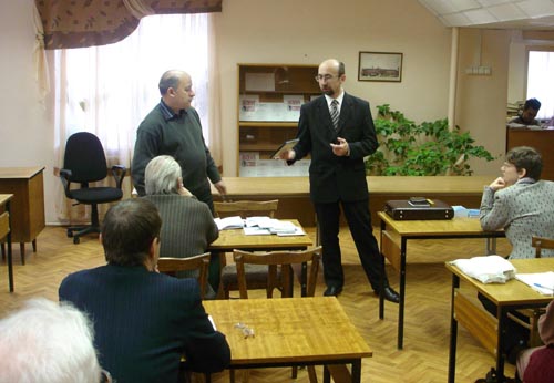 Евгений Леонидович Гузанов дарит Обществу компакт-диск (DVD) ''Ярославль в открытках и фотографиях. Учебное пособие.''