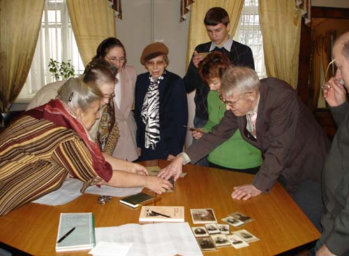 Рассматриваем семейные реликвии.