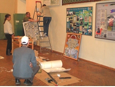 Монтаж экспонатов выставки волонтерами из разных городов.