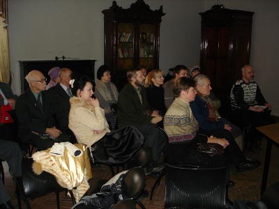 Людей - тьма...