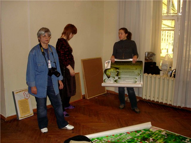 Стоят девчёнки, стоят в сторонке.