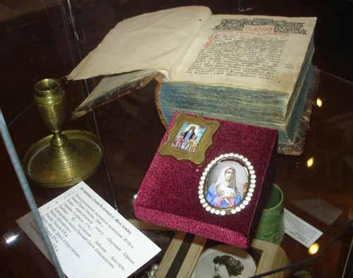 Пример экспоната: семейные реликвии.