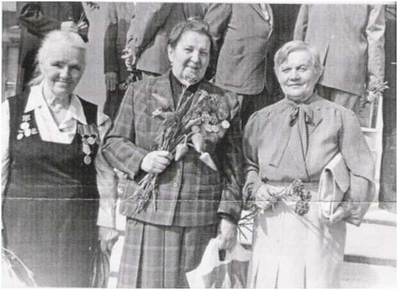 Александра Никифоровна Каныгина (Ряснова) в центре