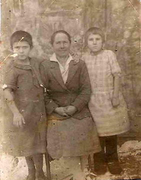 Сестры Катя и Тоня с мачехой