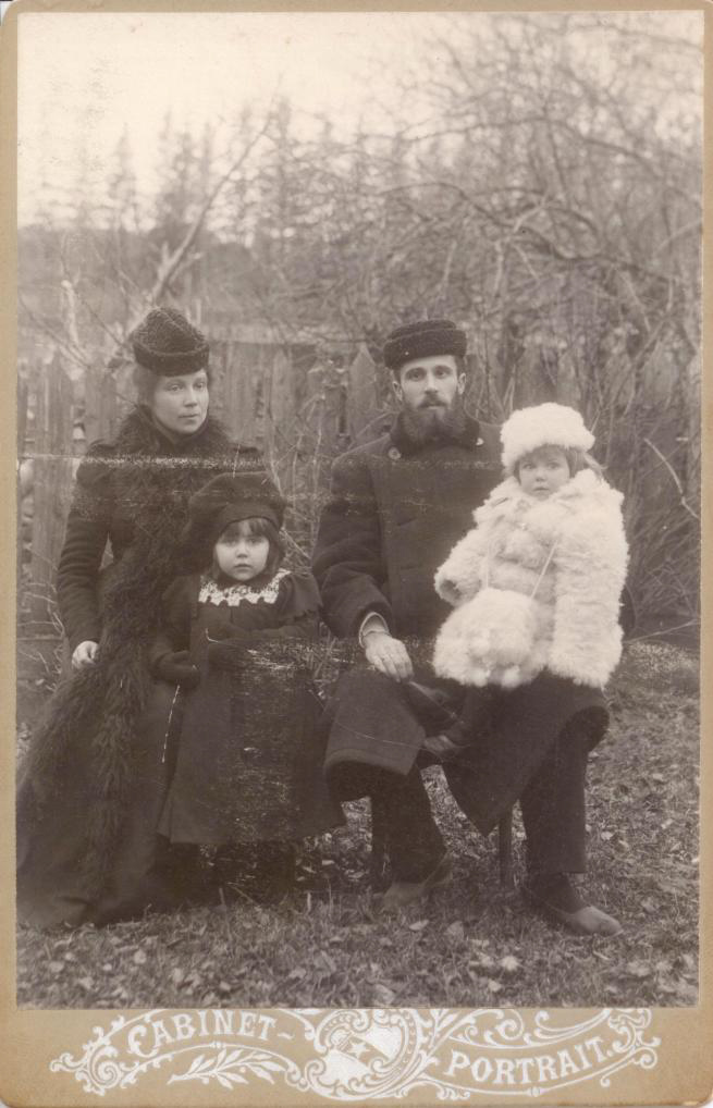 Александр Александрович Строкин и его жена Анна Александрова Строкина (Павлова). На коленях их сын Валериан